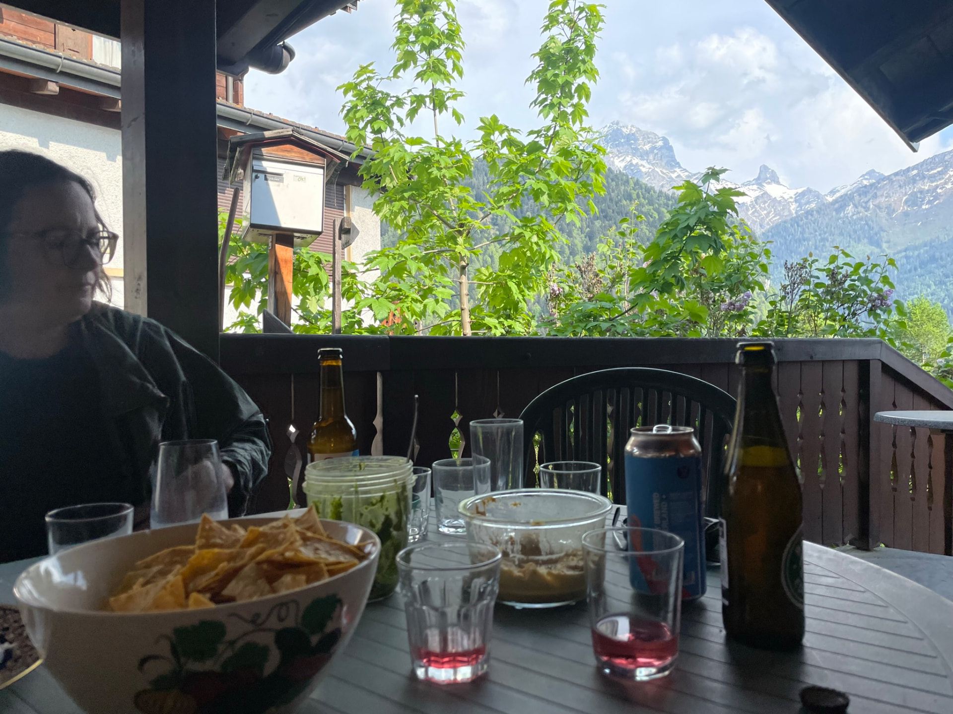 Apéritif sur le balcon face aux Dents du Midi