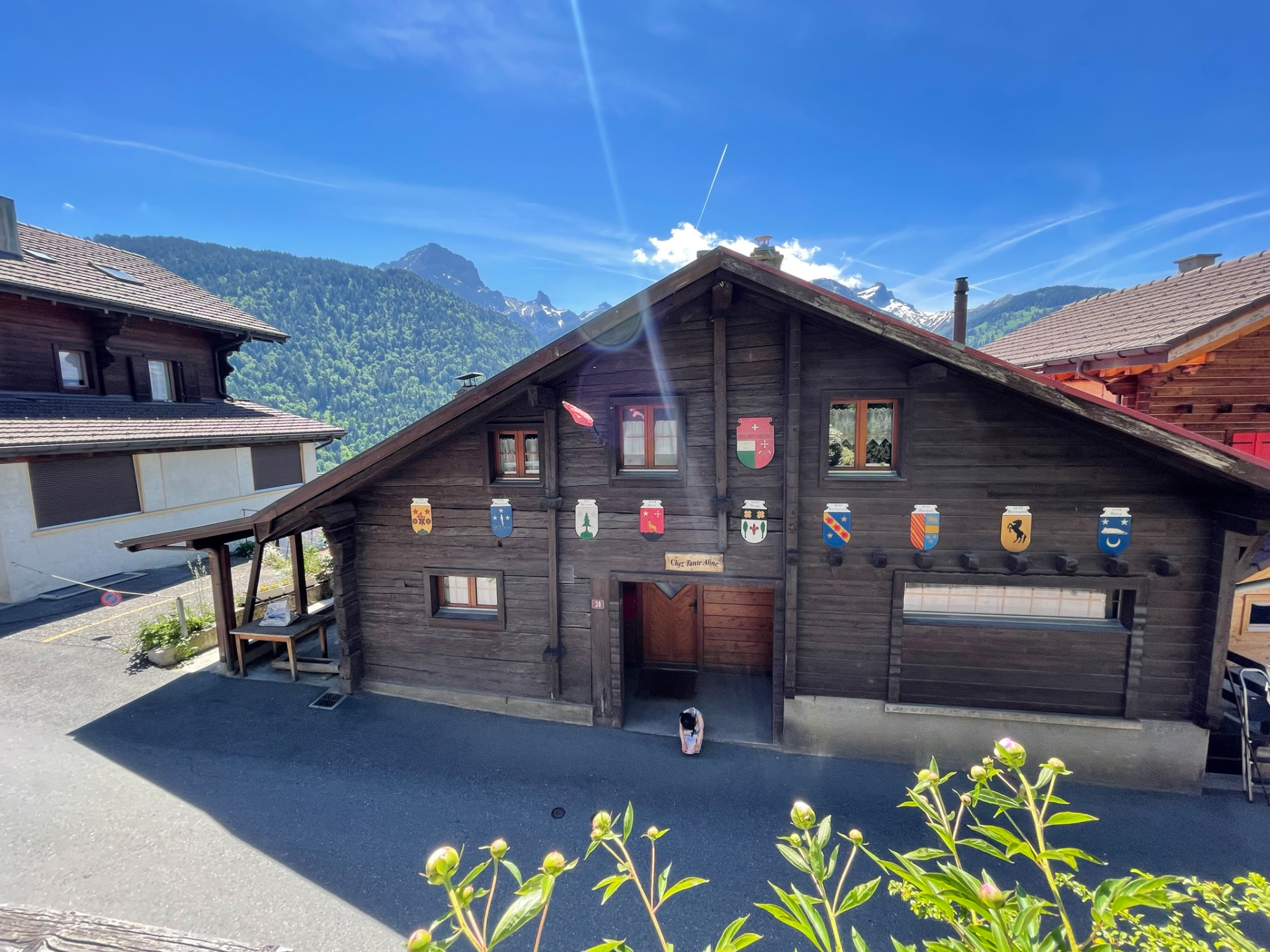Ancien chalet de montagne dans un village alpin